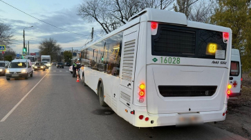 В Воронеже автобус №83 с пассажирами столкнулся с легковушкой: пострадали 4 человека
