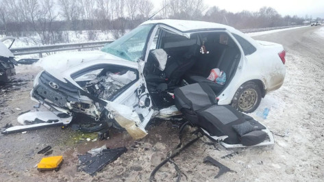 В Воронежской области столкнулись Datsun on-DO и «Лада Гранта»: пострадали водители