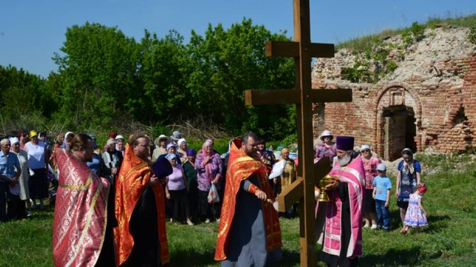 В острогожском селе Верхний Ольшан установили поклонный крест
