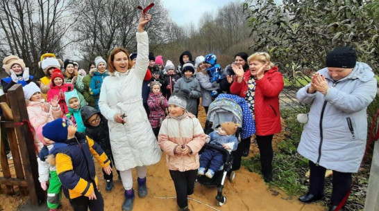 В хохольском селе Костенки активисты сделали детскую площадку за 973 тыс рублей