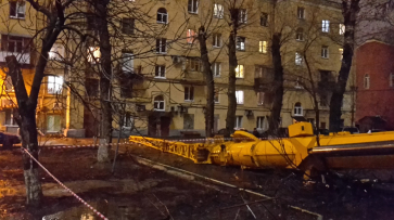 В центре Воронежа строительный кран упал во двор жилого дома