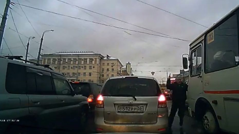 Вооруженное нападение на водителя маршрутки в Воронеже попало на видео