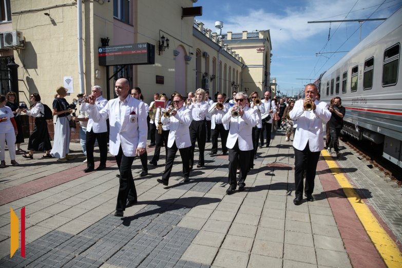 Встреча театрального поезда
