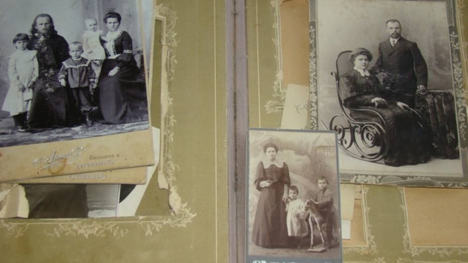 В Новохоперске  на  чердаке  старого  дома  нашли  старинный альбом с  фотографиями