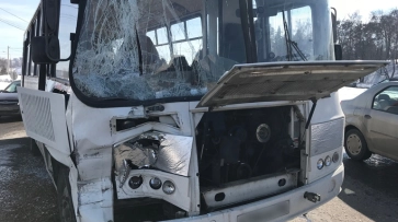 Две маршрутки столкнулись с грузовиком в Воронеже: 6 человек пострадали