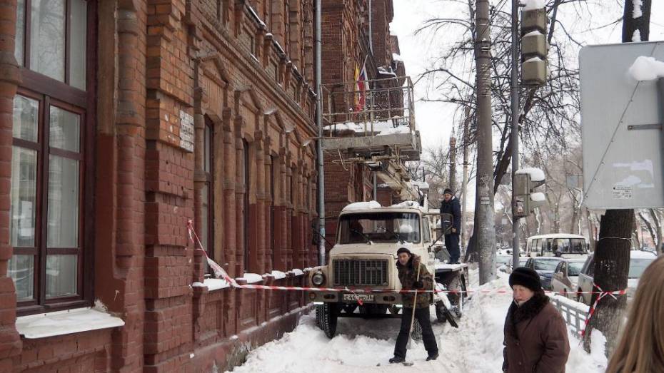 В Воронеже за день от снега и наледи очистят крыши 54 домов