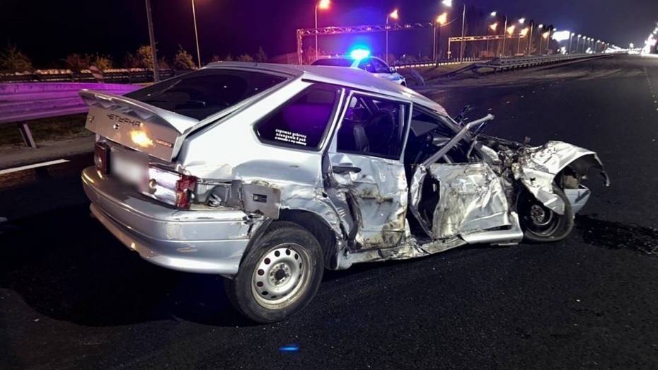 Под Воронежем легковушка столкнулась с грузовиком: пострадали два человека