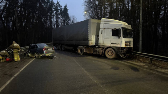 Водитель «Приоры» погиб в жутком лобовом ДТП с фурой под Воронежем