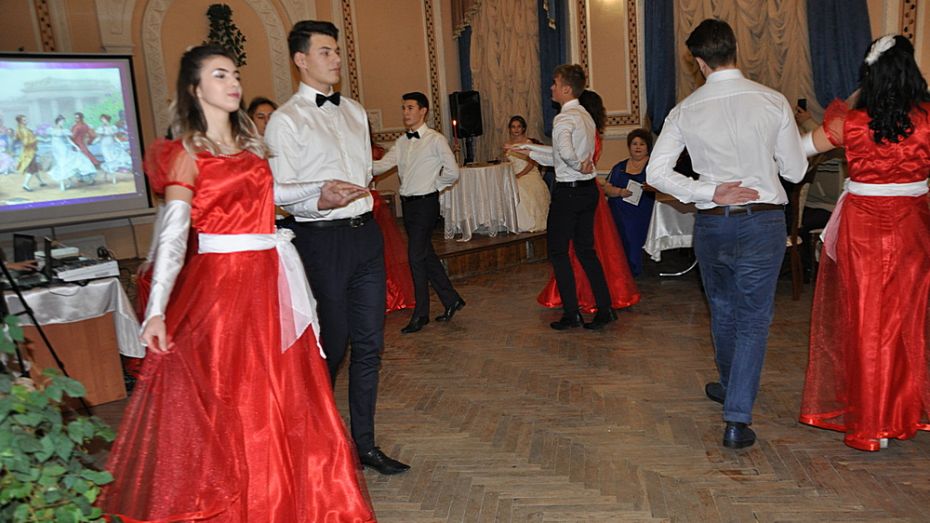В Павловске школа отметила 120-летие со дня основания Ольгинским балом