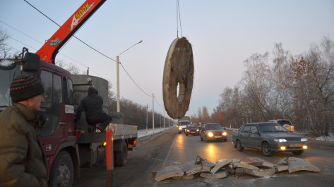 В Семилуках движение на дороге парализовали упавшие с большегруза бетонные конструкции