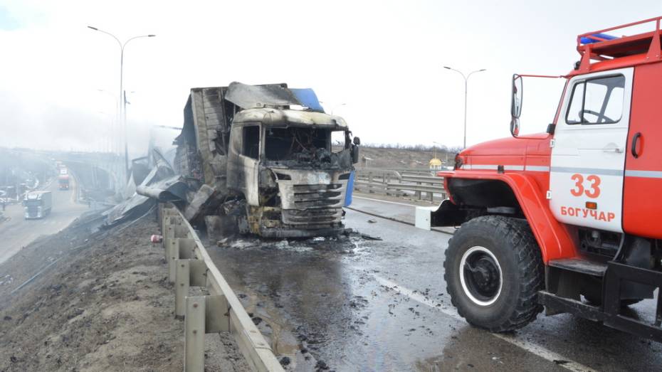 В Богучаре на трассе М-4 «Дон» загорелась фура: пострадал водитель