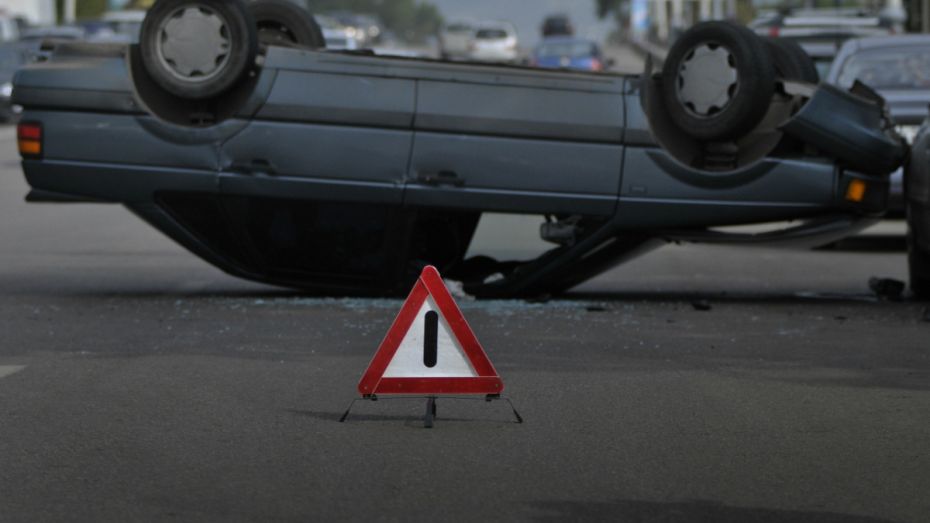 В Воронежской области Toyota слетела в кювет: двое погибли