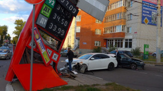 В Воронеже Mazda столкнулась с «ВАЗом» и врезалась в стенд заправки 