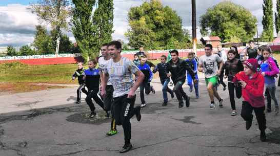 В панинской школе открыл новый сезон клуб любителей ходьбы и бега