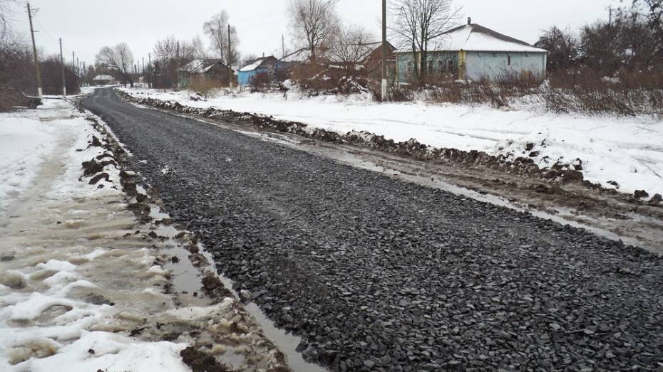 В репьевском селе Краснолипье уличную дорогу впервые отсыпали щебнем