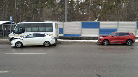В Воронеже в стоявшую маршрутку сзади въехал KIA: пассажирку иномарки госпитализировали