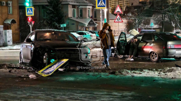 В Воронеже на улице Острогожской автомобиль снес дорожный знак