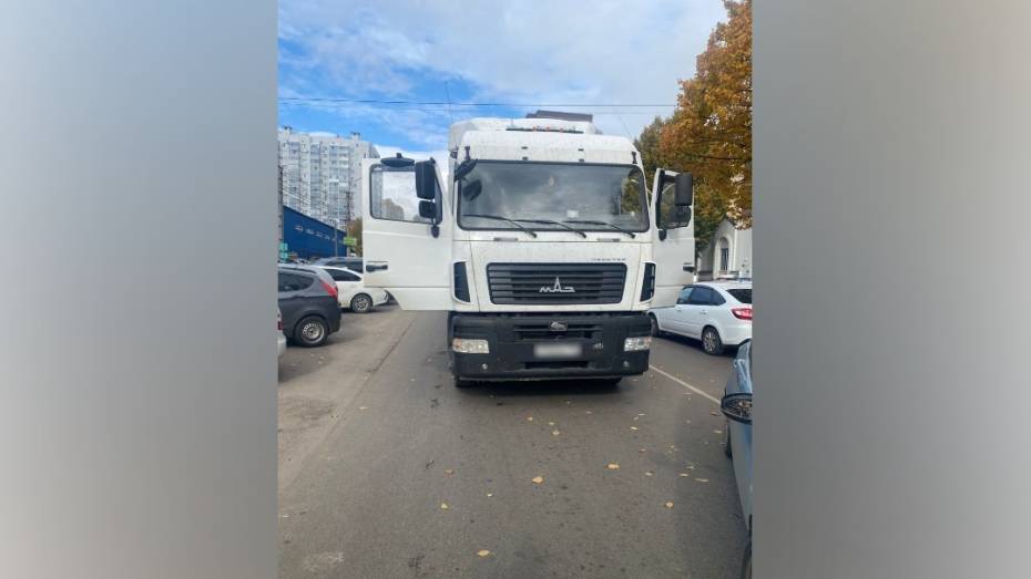 В Воронеже грузовик МАЗ сбил пожилую женщину: видео