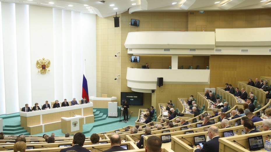 Совфед единогласно утвердил указ президента о введении военного положения в 4 субъектах РФ