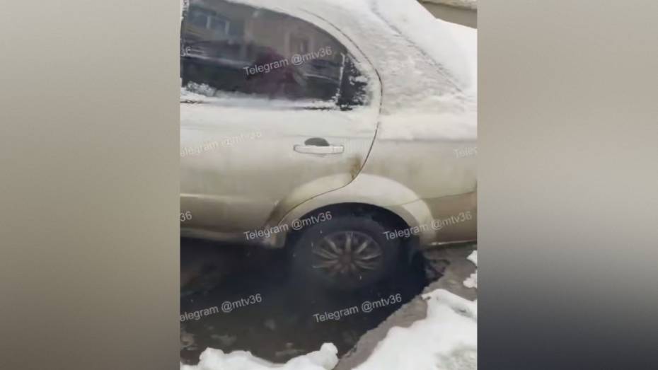 В центре Воронежа автомобиль провалился в огромную яму