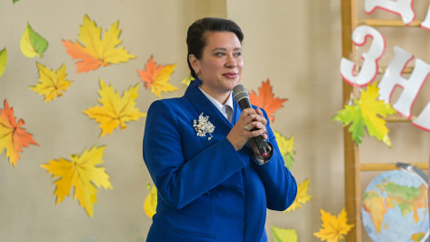 Воронежских школьников с Днем знаний поздравила председатель движения «Матери России»