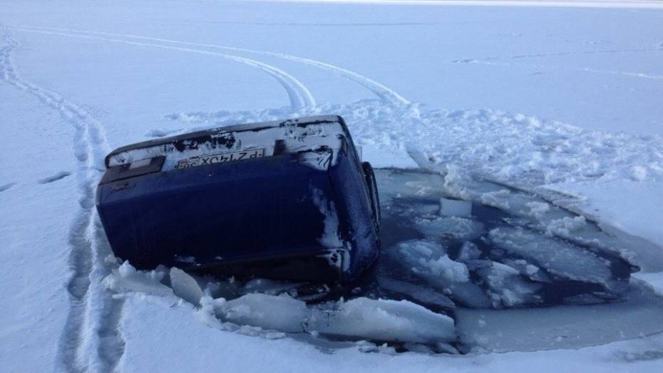 Автомобиль «ВАЗ» провалился под лед Воронежского водохранилища