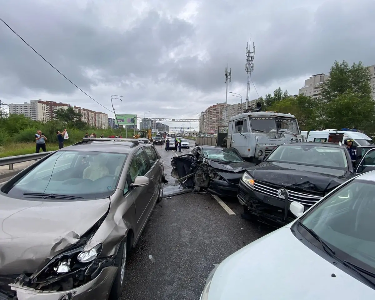 На улице Антонова-Овсеенко в Воронеже столкнулись 10 машин: есть  пострадавшие