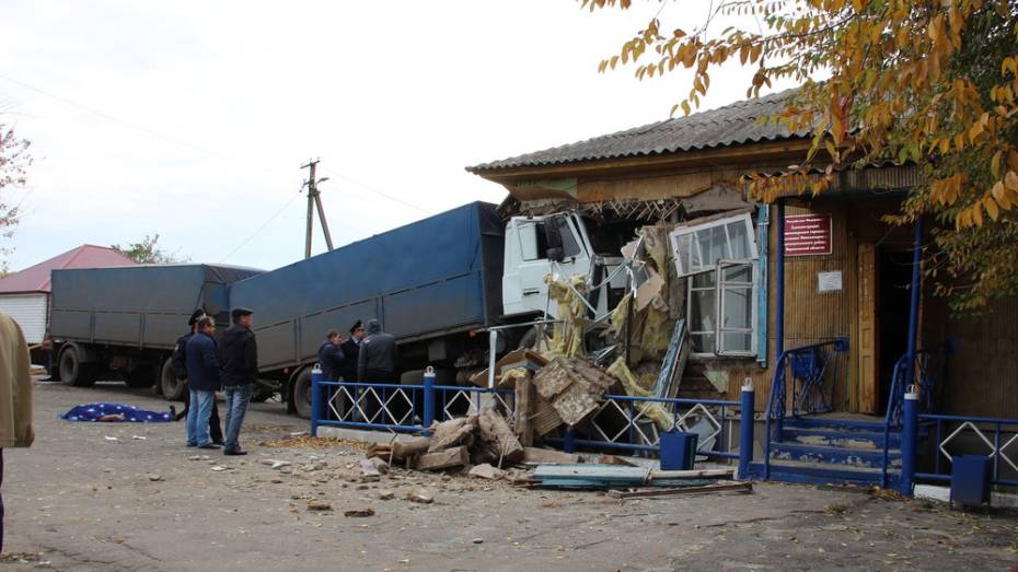 В Воронежской области неуправляемый МАЗ протаранил здание: водитель умер