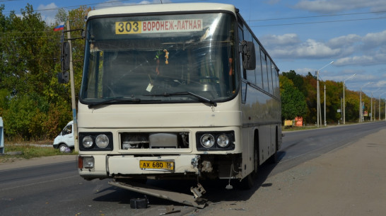 В Семилуках столкнулись рейсовый автобус и иномарка