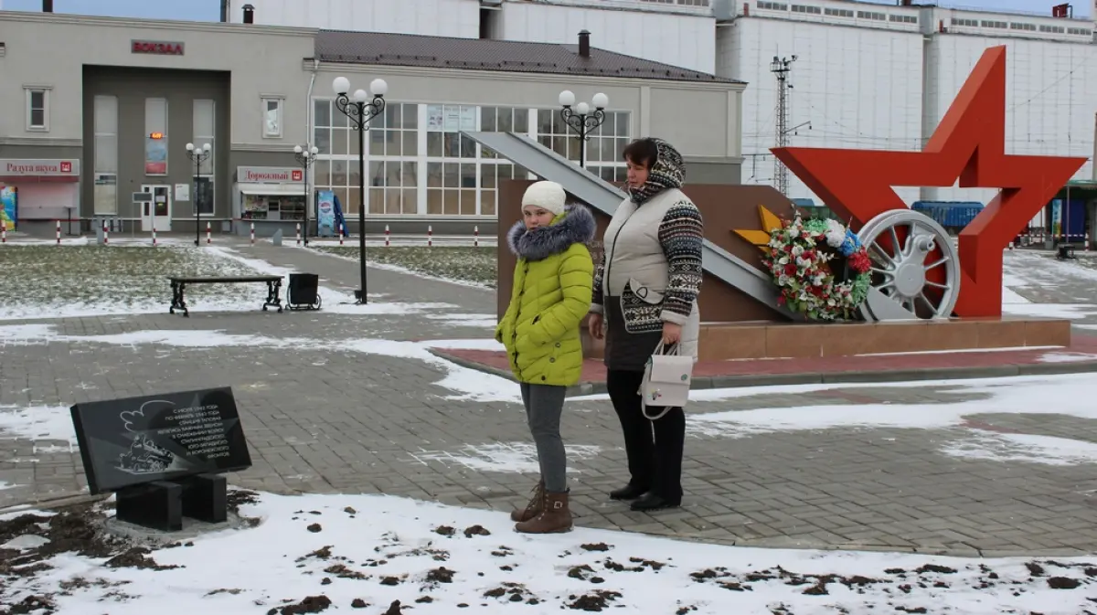 В Таловой установили 2 мемориальные плиты железнодорожникам