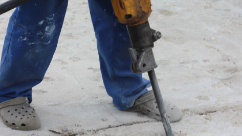 Рабочему повредило глаз осколком бетона на воронежском заводе