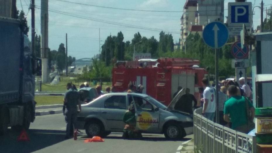 В Воронеже такси врезалось в ограждение: 53-летний водитель умер