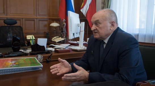 Губернатор Александр Гусев поздравил главного метеоролога Воронежской области с юбилеем