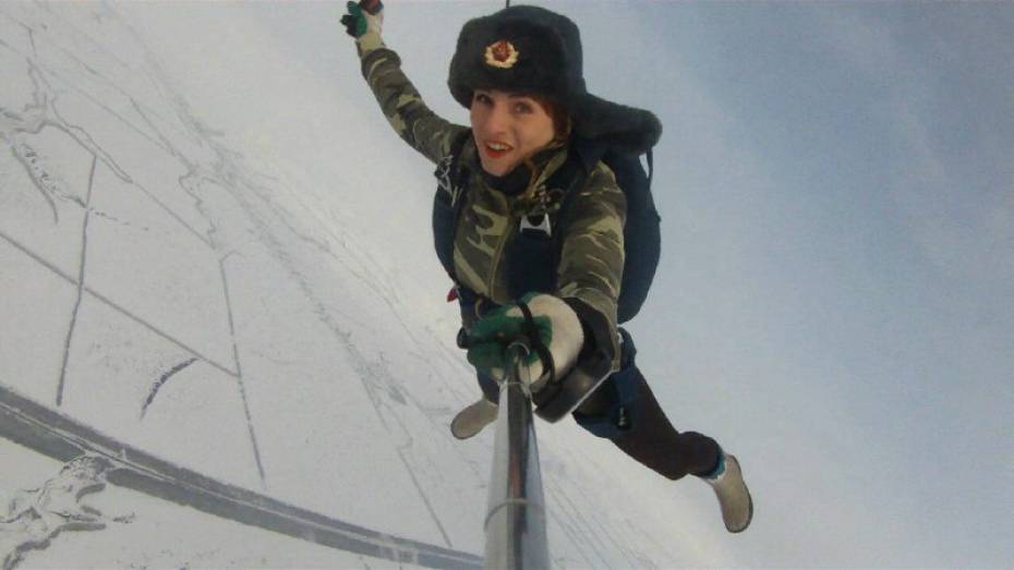 Воронежская спортсменка сделала селфи в прыжке с парашютом 