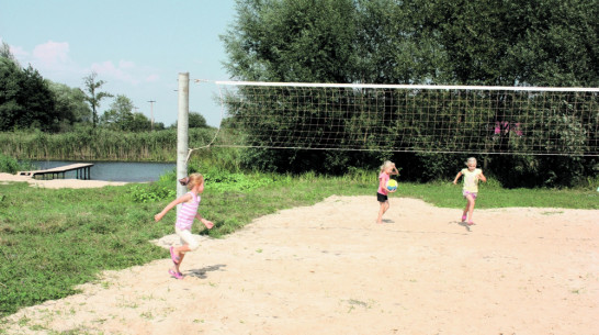 В новоусманском селе жители построили волейбольную площадку на пляже