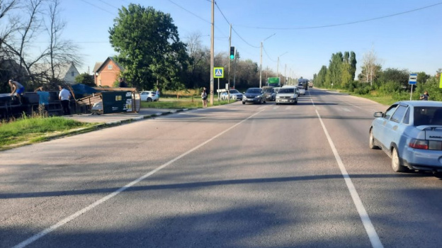 В Семилуках водитель фургона ГАЗ снес автобусную остановку
