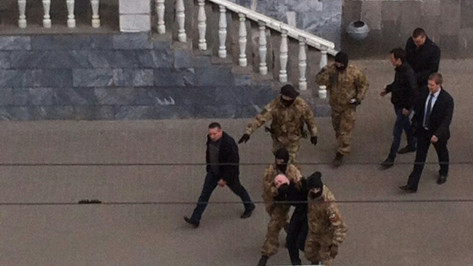 В центре Воронежа люди в масках задержали мужчину с сумкой