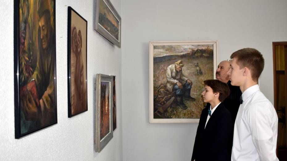 В Калаче открылась выставка картин о ВОВ художника Геннадия Бабенко