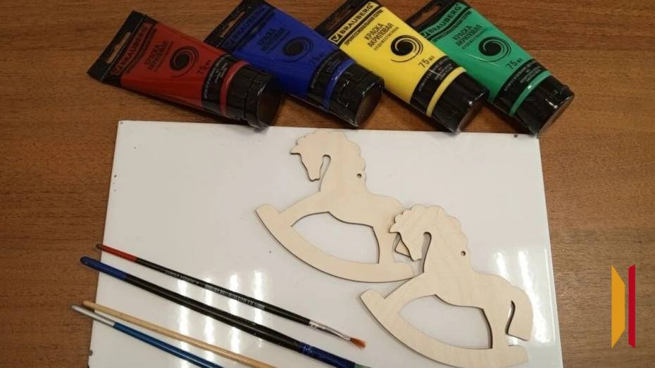 Юных грибановцев позвали на мастер-класс по росписи деревянных лошадок