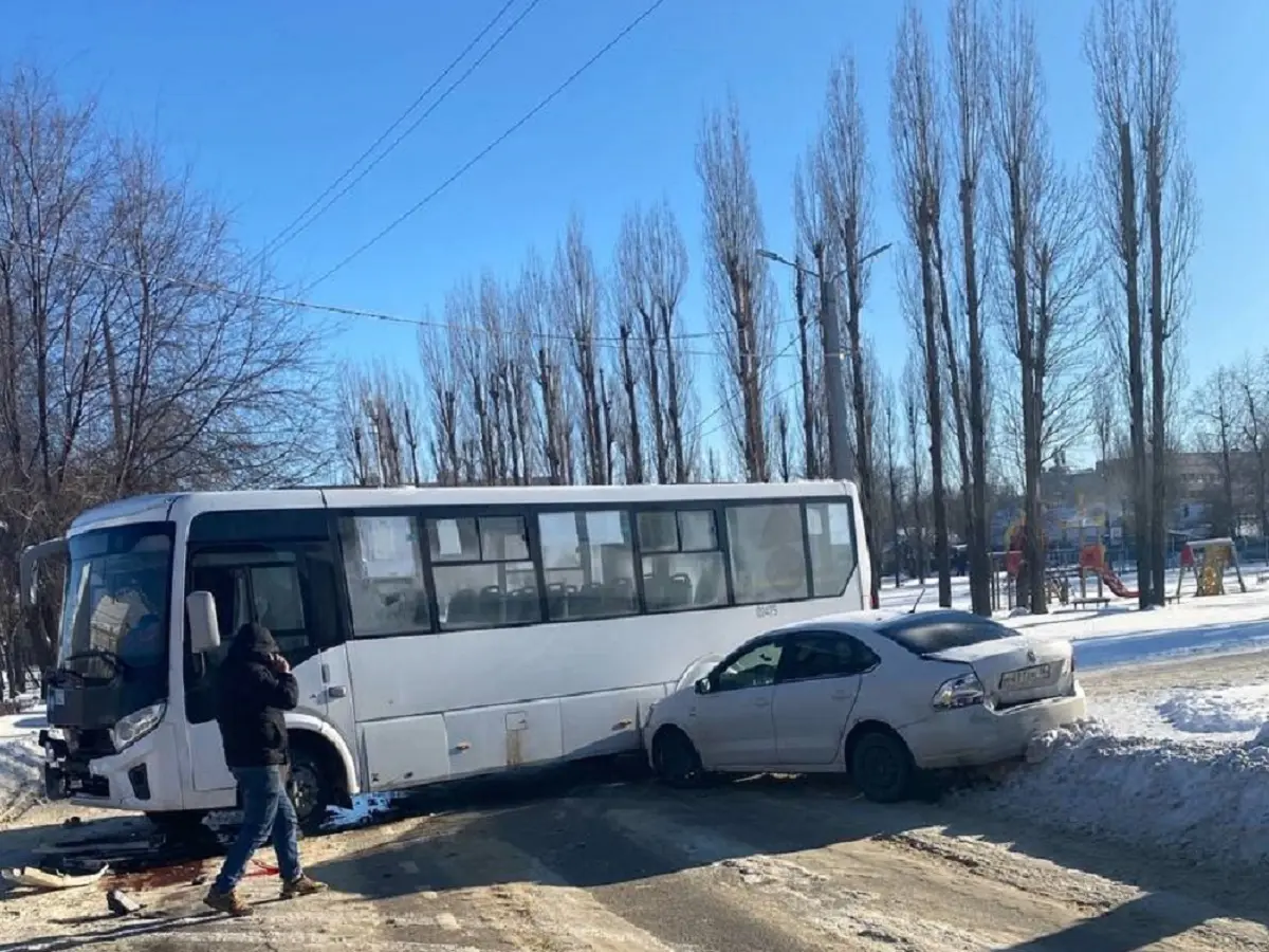 В воронежском микрорайоне Отрожка автобус №60 на полной скорости врезался в  легковушку