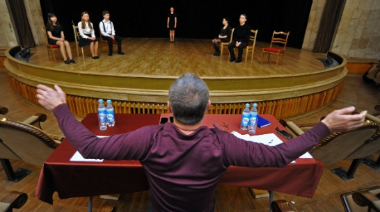 В Воронеже на отборочном туре в школу Табакова подростков заставляли громко ругаться и признаваться в любви