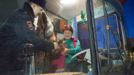 Воронежские полицейские поздравили с 8 Марта женщин – водителей троллейбусов