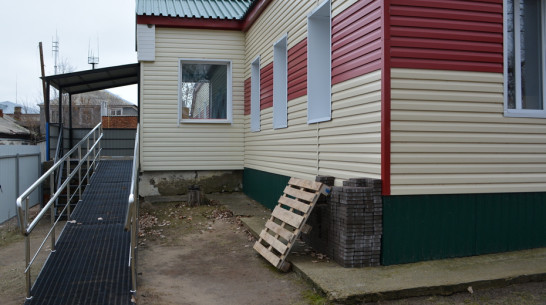 В райцентре Петропавловка отремонтировали крыльцо здания детского сада