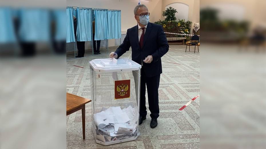 Глава администрации Семилукского района проголосовал на выборах в Госдуму РФ