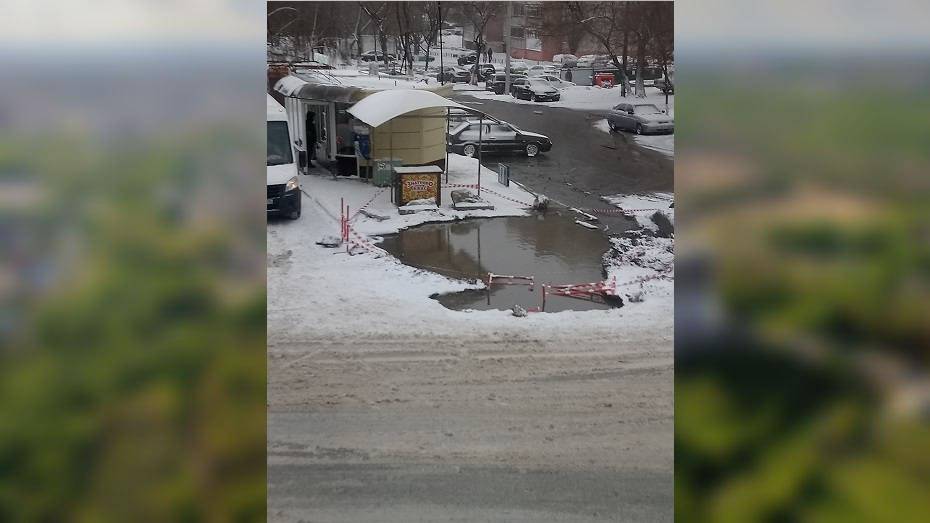 В Воронеже часть улицы Шишкова оказалась под водой из-за повреждения водопровода