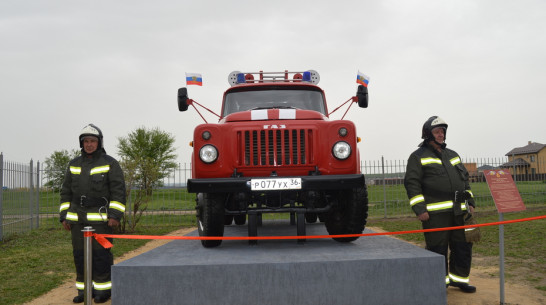 В каширском поселке Колодезный открыли памятник пожарной машине