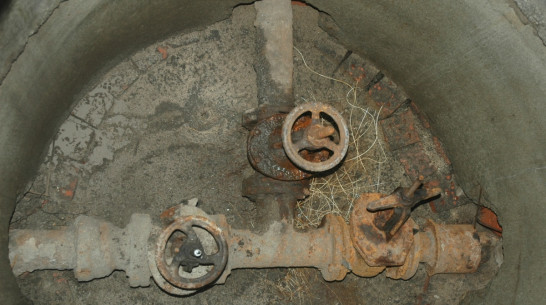 Просадка грунта вызвала трещину на водоводе в Воронеже