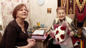 «Мама все время в режиме позитива»: вековой юбилей отметила почетная жительница Воронежа Анна Городецкая