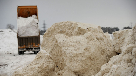 Экологи нашли незаконные свалки снега на льду Воронежского водохранилища