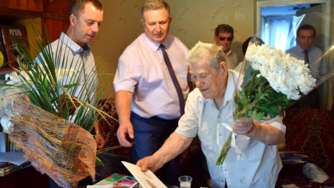В Рамонском районе ветерана поздравили с 95-летним юбилеем